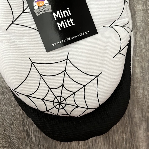 NWT 4 pc Spider Web Kitchen Linen Set - Picture 4 of 4